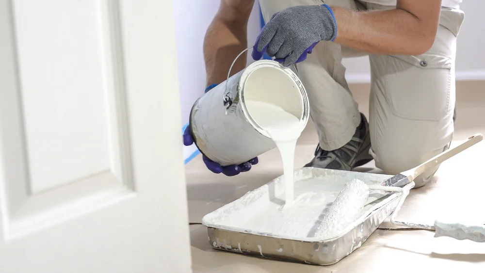 Glasvezelbehang sauzen in Ede met witte latex 9010.